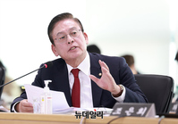 [포토] 경기도 국감, 질의하는 정우택 의원