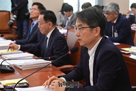 [포토] 의원들의 질문에 답하는 박준식 최저임금위원장