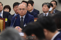 [포토] 국감서 답변하는 김덕재 KBS 사장 직무대행