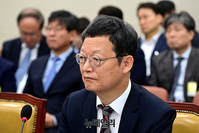 [포토] 국정감사 지켜보는 김유열 한국교육방송공사 사장