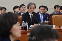 [포토] 답변하는 정기석 국민건강보험공단 이사장