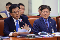 [포토] 국감서 답변하는 김춘진 한국농수산식품유통공사 사장