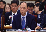 [포토] 질의 듣고 있는 위성환 가축위생방역지원본부 본부장