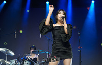 [포토] 타이틀곡 '디스코드' 무대 선보이는 QWER 