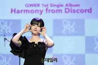 [포토] QWER 쵸단, 귀염뽀짝한 하트 