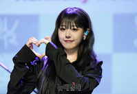 [포토] QWER 히나 '냥뇽녕냥? 히나예요!'