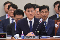 [포토] 의원들의 질의 듣고 있는 정동희 한국전력거래소 이사장