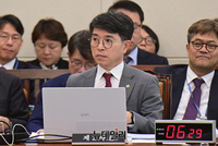 [포토] 질의듣고 있는 김완섭 기획재정부 2차관