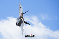 [포토] 가을하늘 가르는 美 공군 F-22 전투기