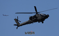[포토] 시범비행하는 우리육군 AH-64 공격헬기 