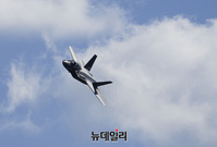 [포토] 서울ADEX 곡예비행 선보이는 'KF-21'