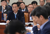 [포토] 다문화 학생 관련 답변하는 임춘건 폴리텍대학 기획훈련이사