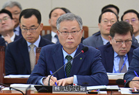 [포토] 질의 듣고 있는 안종주 한국산업안전보건공단 이사장