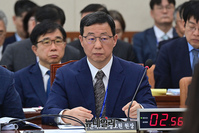 [포토] 국정감사 출석한 김영중 한국고용정보원장