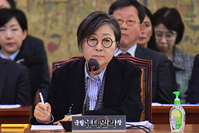 [포토] 답변하는 김성희 국립현대미술관장