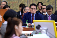 [포토] 답변하는 정병국 한국문화예술위원회 위원장