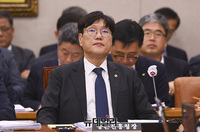 [포토] 자료화면 응시하는 조재호 농촌진흥청장