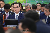 [포토] 답변하는 권남주 한국자산관리공사 사장