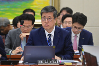 [포토] 국정감사 자리한 최원목 신용보증기금 이사장