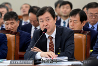 [포토] 답변하는 송형근 국립공원공단 이사장