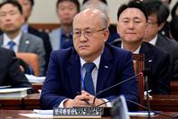 [포토] 질의 듣고 있는 최흥진 한국환경산업기술원 원장