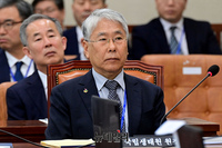 [포토] 질의 듣고 있는 조도순 국립생태원 원장