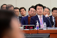 [포토] 국정감사 출석한 정용기 한국지역난방공사 사장