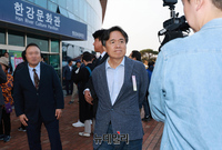 [포토] '4대강 보 걷기'행사 등장한 최승호 전 MBC 사장