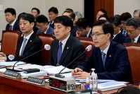 [포토] 국정감사 출석한 방문규 산업통상자원부 장관