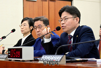 [포토] 원전 관련 답변하는 유국희 원자력안전위원회 위원장