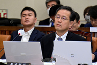[포토] 국정감사 자리한 이형일 통계청장