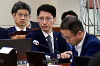 [포토] 질의 듣고 있는 김윤상 조달청장