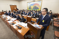 [포토] 2023 국정감사, 답변하는 정일문 한국투자증권 사장