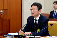 [포토] 답변하는 김유열 한국교육방송공사 사장