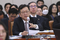 [포토] 답변하는 석동현 민주평화통일자문회의 사무처장