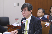 [포토] 질의에 답하는 이기철 재외동포청장 