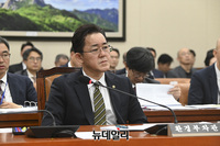 [포토] 환노위 종합감사, 질의듣는 임상준 환경부 차관 