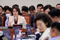 [포토] 답변하는 이영 중소벤처기업부 장관