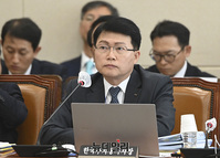 [포토] 질의듣는 진승호 한국투자공사 사장 