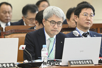 [포토] 자료화면 응시하는 윤희성 한국수출입은행장 