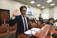 [포토] 국감 증인선서하는 부재훈 부회장 
