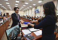 [포토] 증인선서문 전달하는 부재훈 부회장 