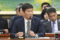 [포토] 정무위 국감서 답변하는 이복현 금감원장 