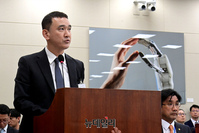 [포토] 답변하는 김지형 SKT 부사장