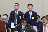 [포토] 국회 출석한 강봉구 삼성전자 부사장·김지형 SKT 부사장