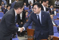 [포토] 인사나누는 홍익표 민주당 원내대표