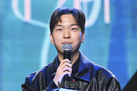 [포토] 문종업 소개하는 유재필