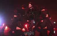 [포토] 수록곡 '스턱' 무대 선보이는 문종업