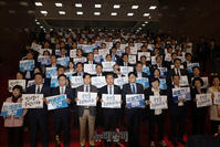 [포토] 대통령 지나는 길, 침묵 시위하는 민주당