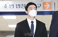 [포토] '마약 투약 혐의' 법원 출석하는 전우원